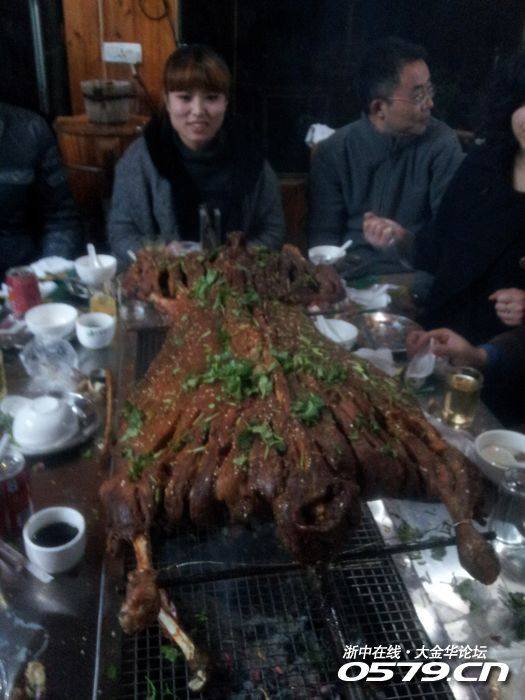 永康烤全羊大餐 已贴具体地址 13人 开车来回3小时 却用了30分钟消灭