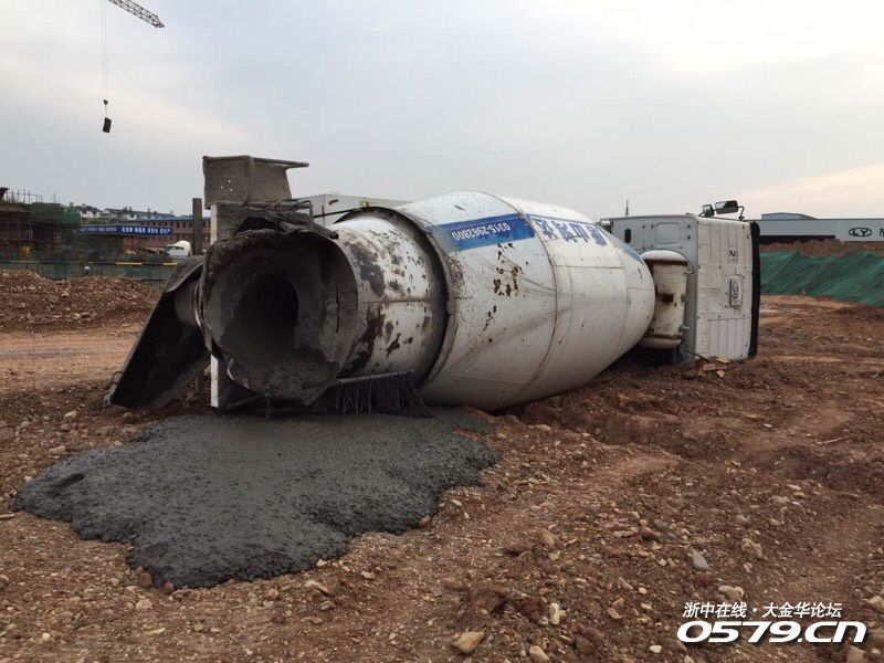 这么大个水泥罐装车,说翻就翻了