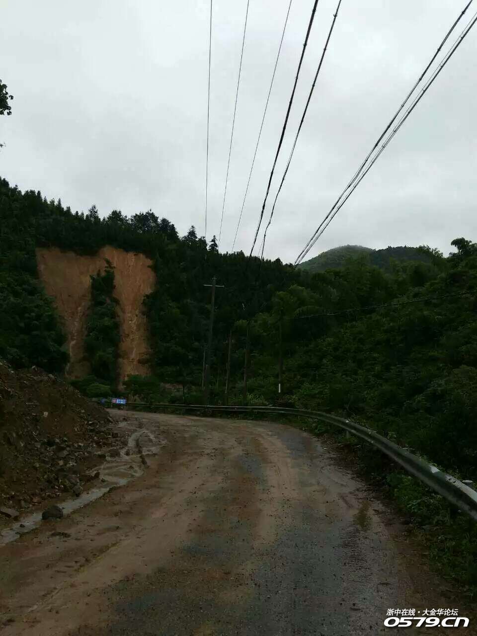 金华汤溪镇汤井线小坞头村路段有大车翻车,现场无人死