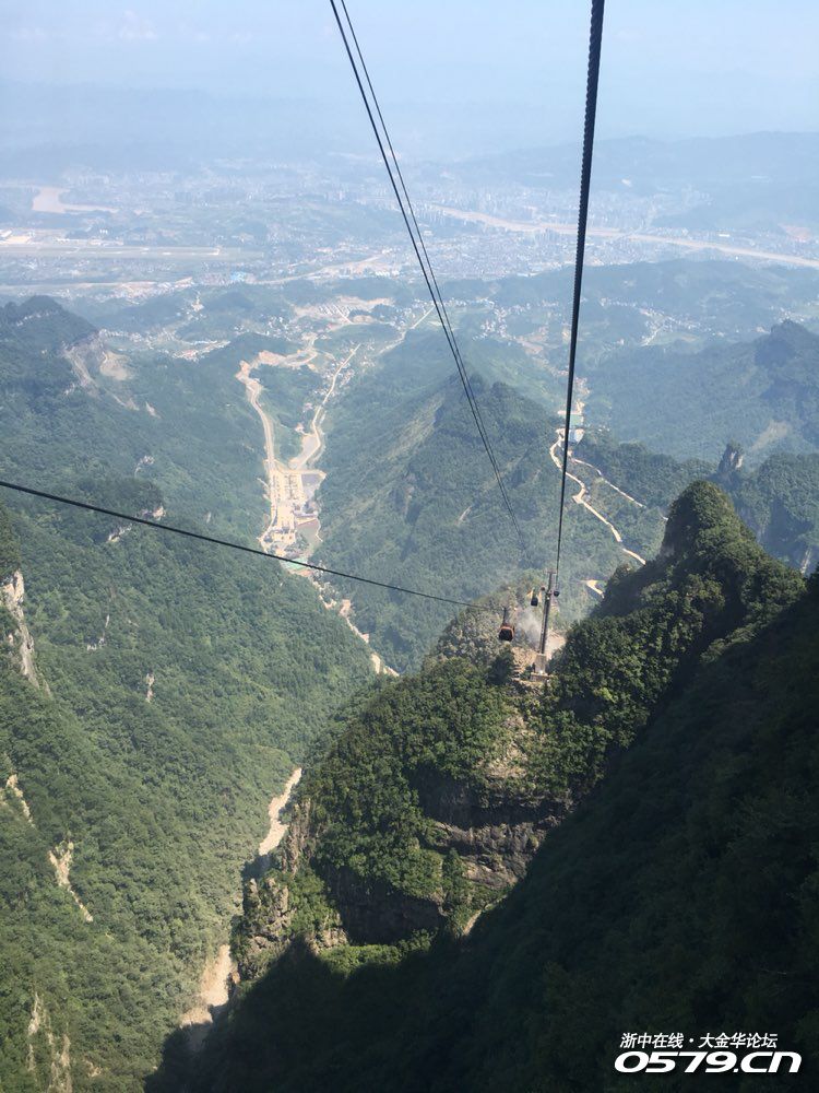 张家界天门山玻璃栈道那么可怕吗