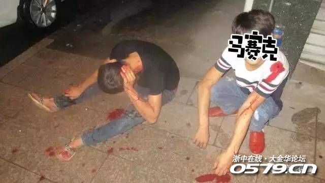 义乌00后少年拿刀砍人,地上一滩血,没想到竟.