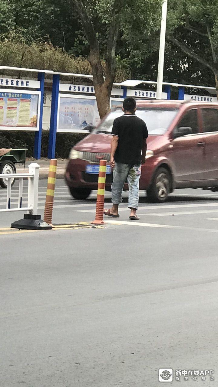 屎拉了一裤子出租车不让上车