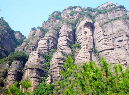 五指岩风景区位于永康市最北部,西北与义乌市交界,北与东阳为邻,是