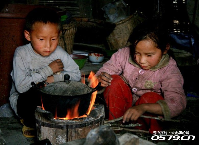 而是那些大山深处里,那些穷乡僻壤中,那些穷苦孩子稚嫩的肩膀,已经早