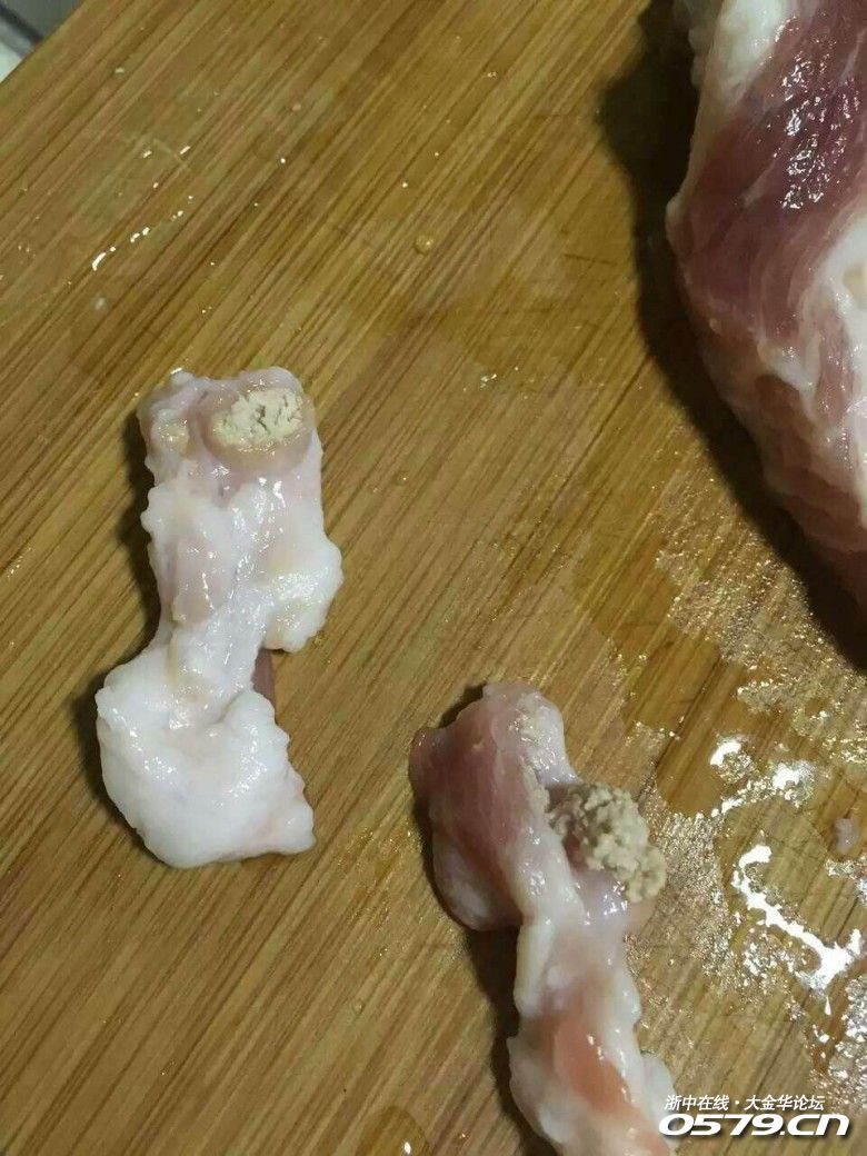 金华某小区门口买到"长瘤"的猪肉,恶心到吐了!