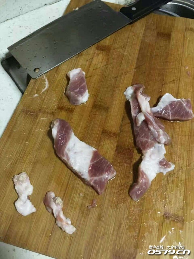 金华某小区门口买到"长瘤"的猪肉,恶心到吐了!