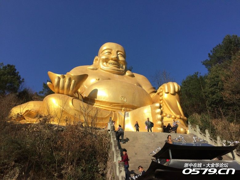 经常走这条路的人应该有留意到过 山上有一座金光闪闪的大佛!