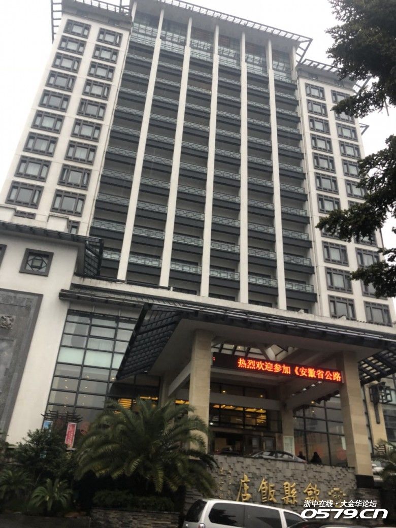 歙县饭店很高大上啊,里面的套餐不错,尤其是那个河虾,特别鲜.