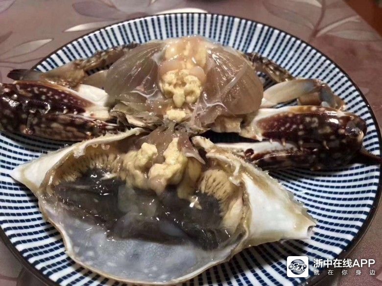 小娘蟹腌制,开袋即食,十几块钱一个,很便宜啦,但我