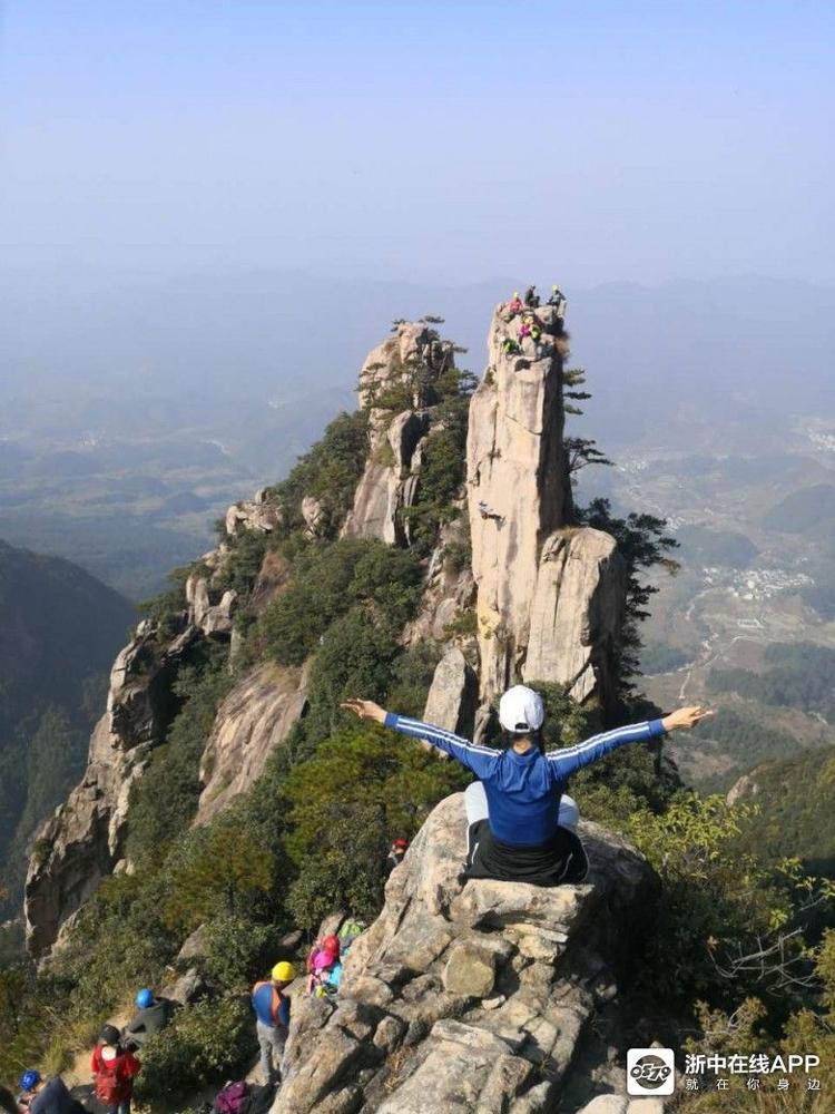 远远看去就像有许多豺狗向山峰急窜而去,此片山奇峰险峻,峰峰相扣,座