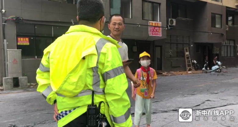 暴雨中,金华交警的拥抱,温暖了一个家庭!