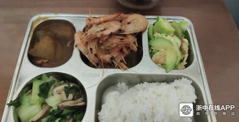 现在食堂也太贵了,一荤三素一汤这样子一份餐卖8块钱