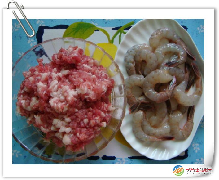 大白菜焯水,用刀把菜帮子削去约一寸宽左右.使之平整.