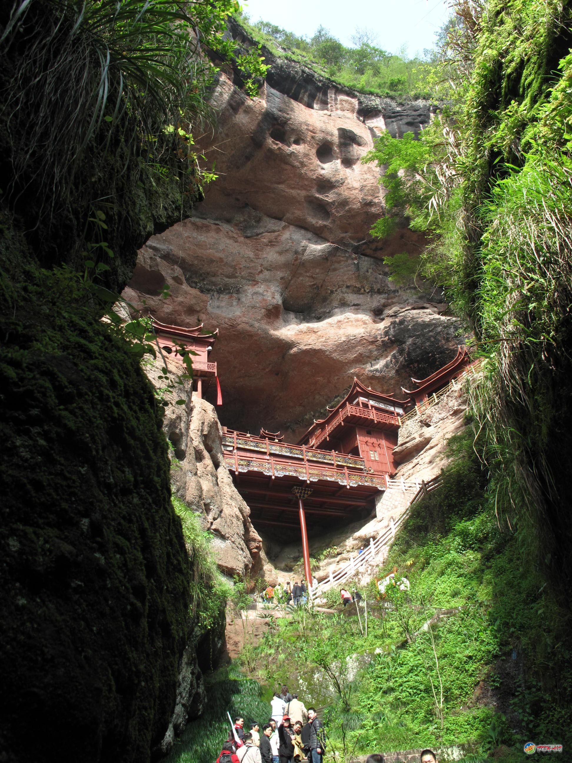 金湖迎我遊, 赤壁見人羞. 山邃懸空寺, 湖深蕩扁舟.