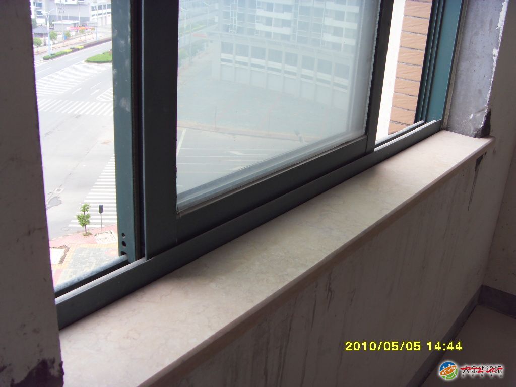 客厅里面长的窗台线,有四米多