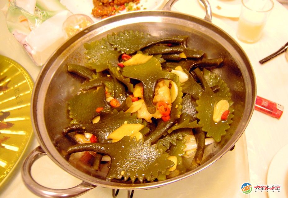 造型很特别,象树叶,都是海带头做的,很有嚼头,咬起来嘎吱嘎吱的,河行