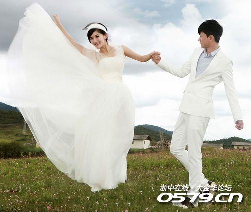 这一年,莫文蔚和johannes结婚了.