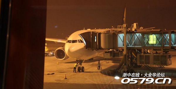 这样不会一下飞10个多小时那么累,中间也可以在新加坡机场逛逛.