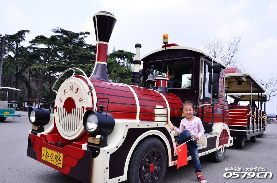 玄武湖有五个洲,都要走遍是不可能的了,况且双腿已经不堪重负了,怎么