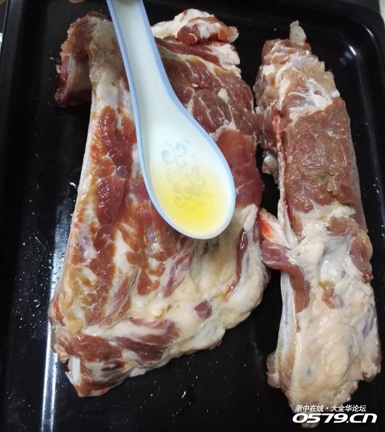 料酒等适量 1,提前一晚,把肋排洗净,因为肉比较厚,要用叉子扎一扎