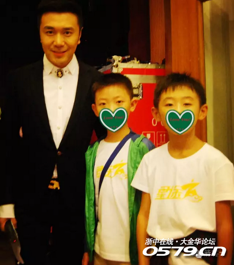 金华小选手与cctv主持人大策的合影