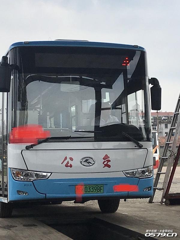 公交車的新能源汽車牌照很有個性.太刁了