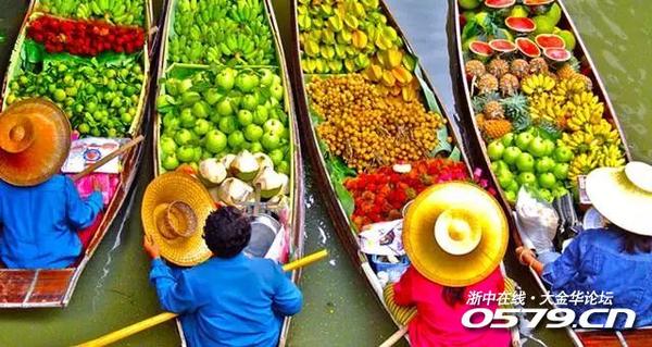 载有蔬菜,水果,小商品的船在狭窄的水道里穿梭.
