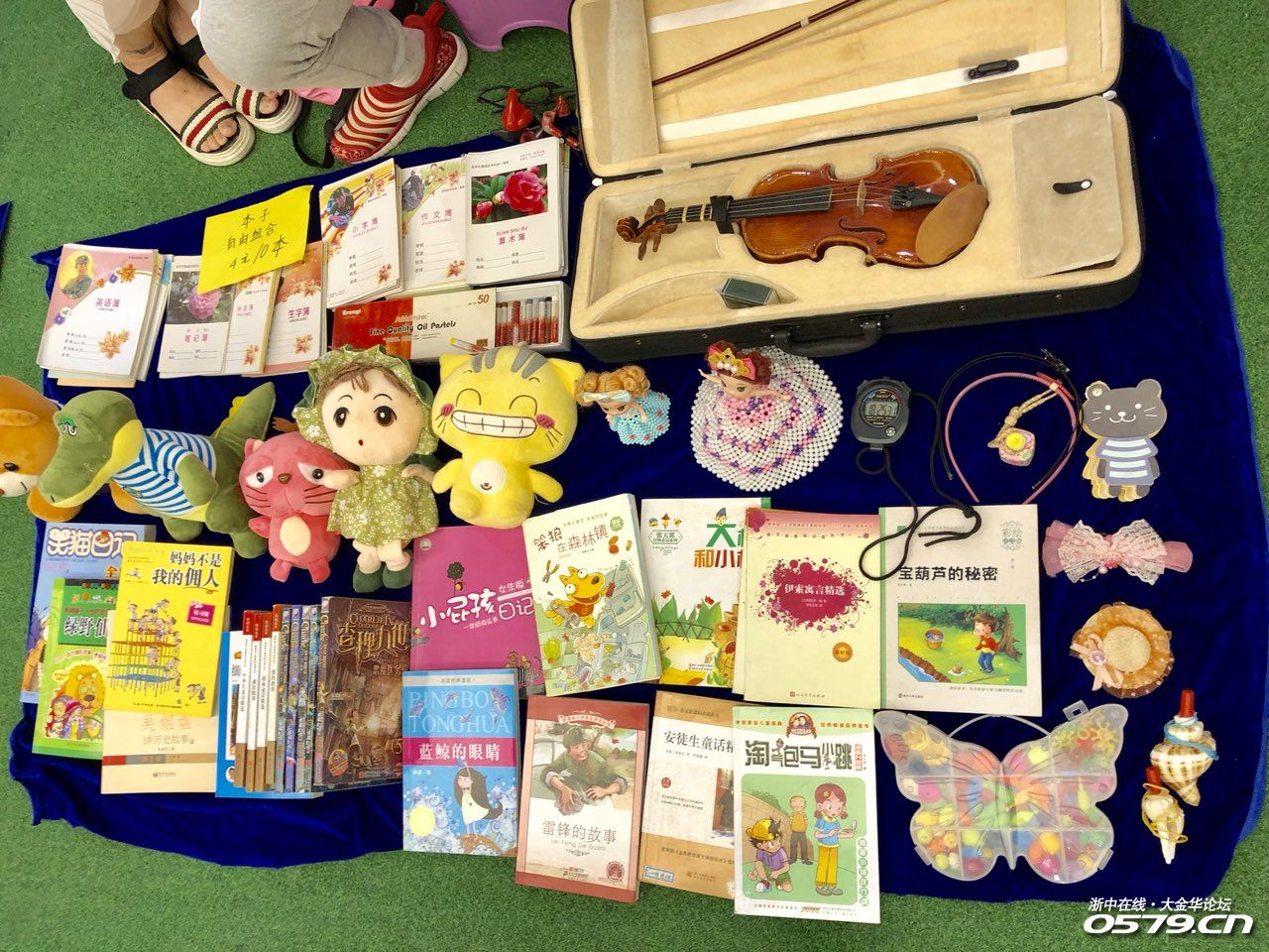 热闹非凡的集市开始啦!好多小朋友都收钱收到手软了,生意太好啦!