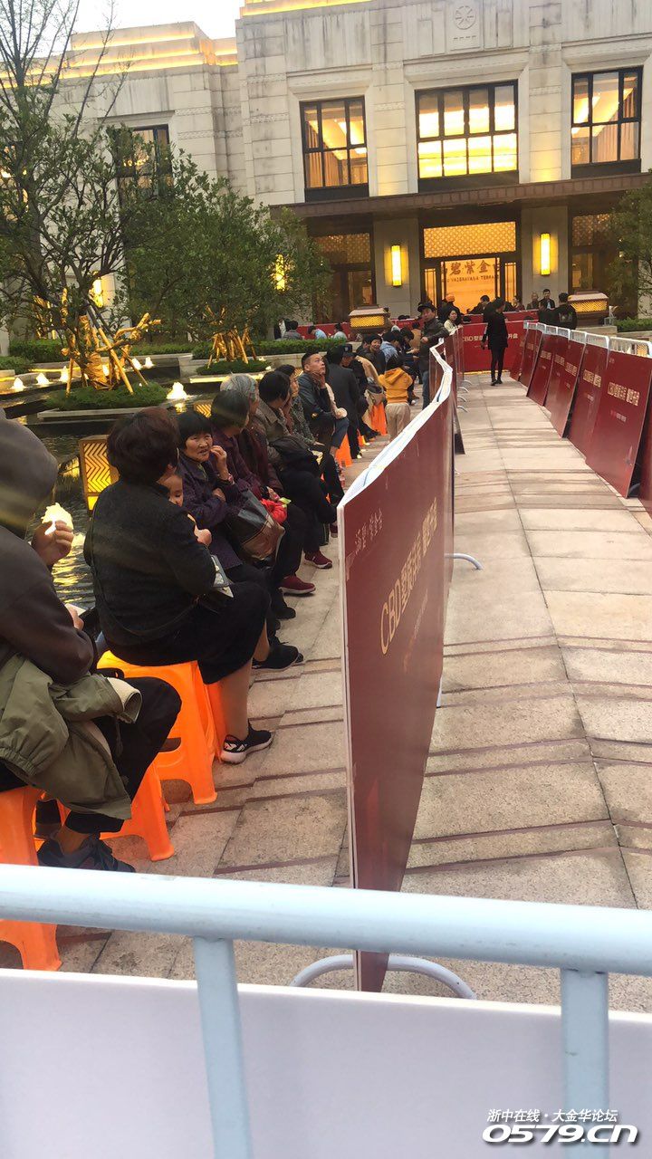 资金湾大量永康炒房客雇人500一晚帮他们排队买房
