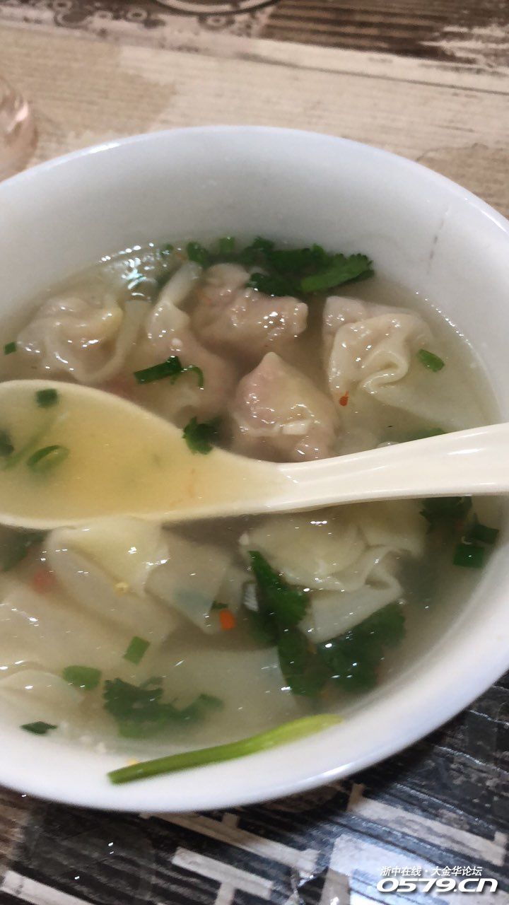 早餐在这吃了一个缙云烧饼 一碗馄饨 才十块钱 都很好吃!