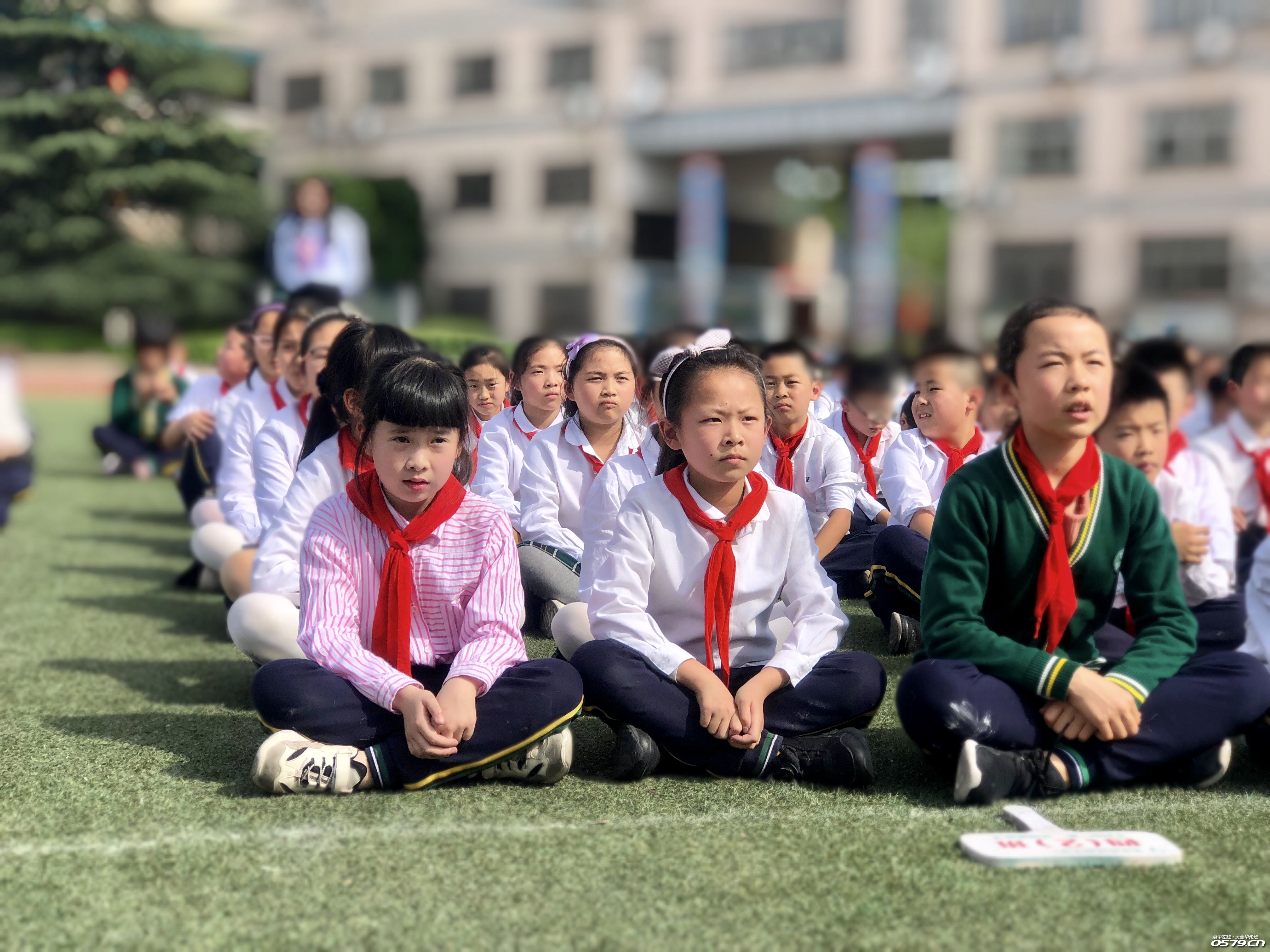 金华市站前小学200名学生为家长颁奖:爱,只需要一个眼神和拥抱!