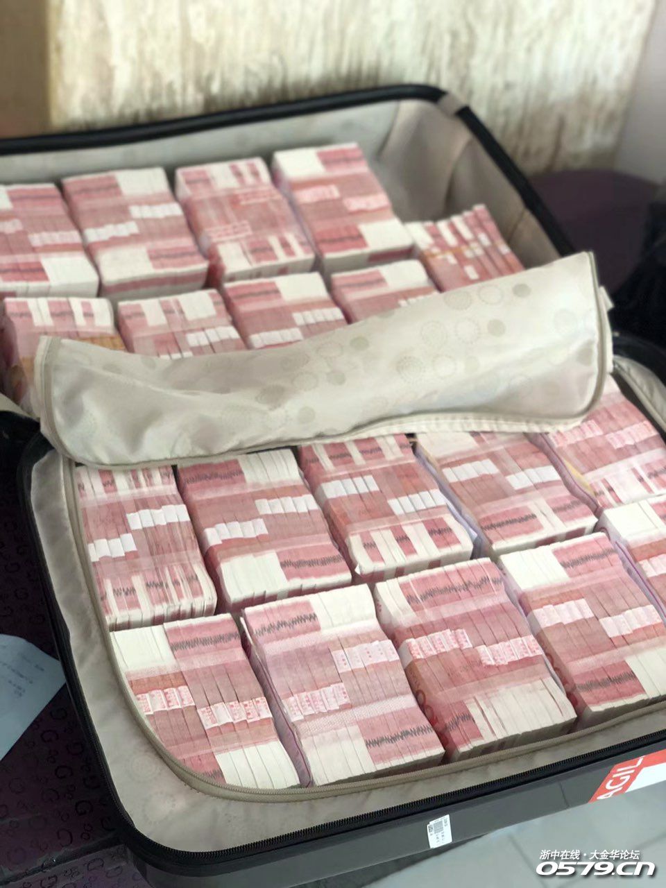 我是给了儿媳妇88万礼金,可人家直接箱子里垫回来100万,然后车子房子