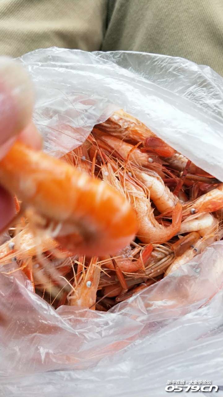 土虾零食吃起来.