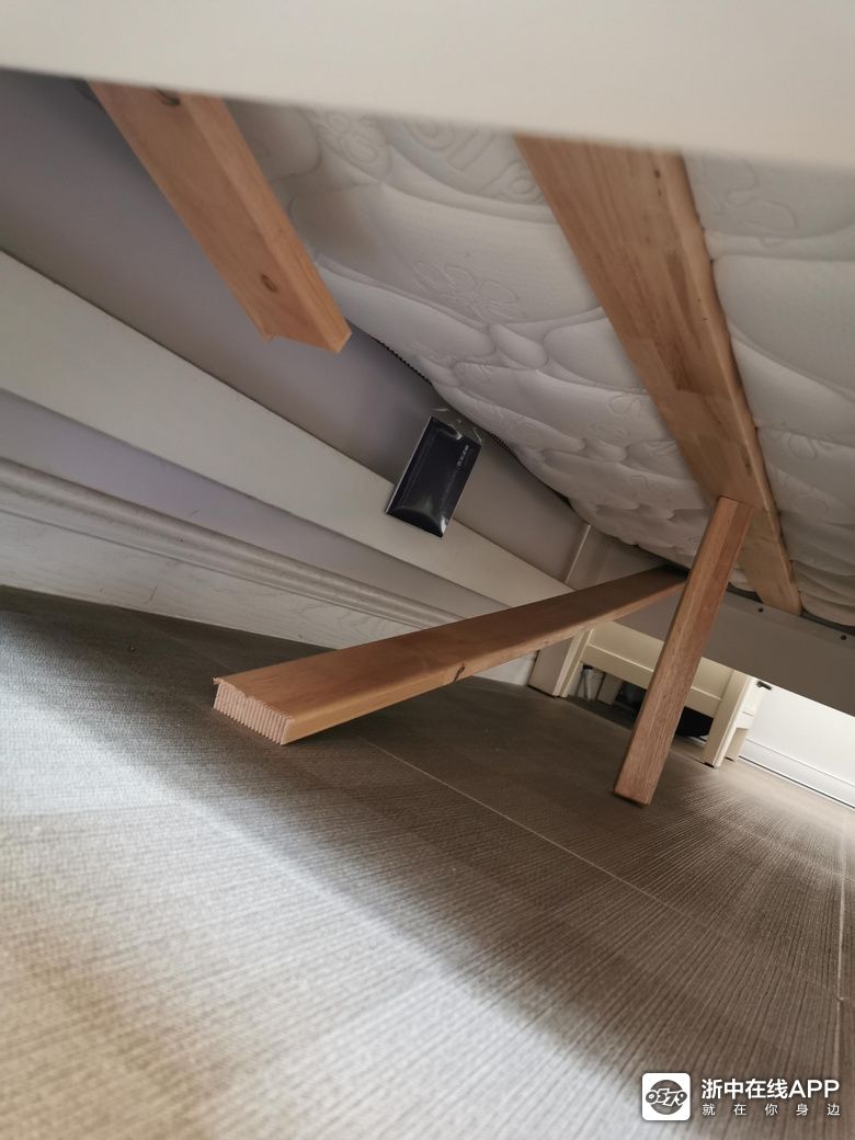 床板断了,这下睡觉都不踏实了,睡客厅还是打地铺啊