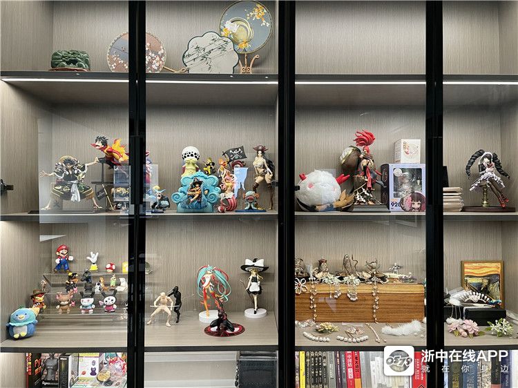 这些都是女主人的珍藏,她说还要渐渐充实廪库,把精美的手办和手工摆满