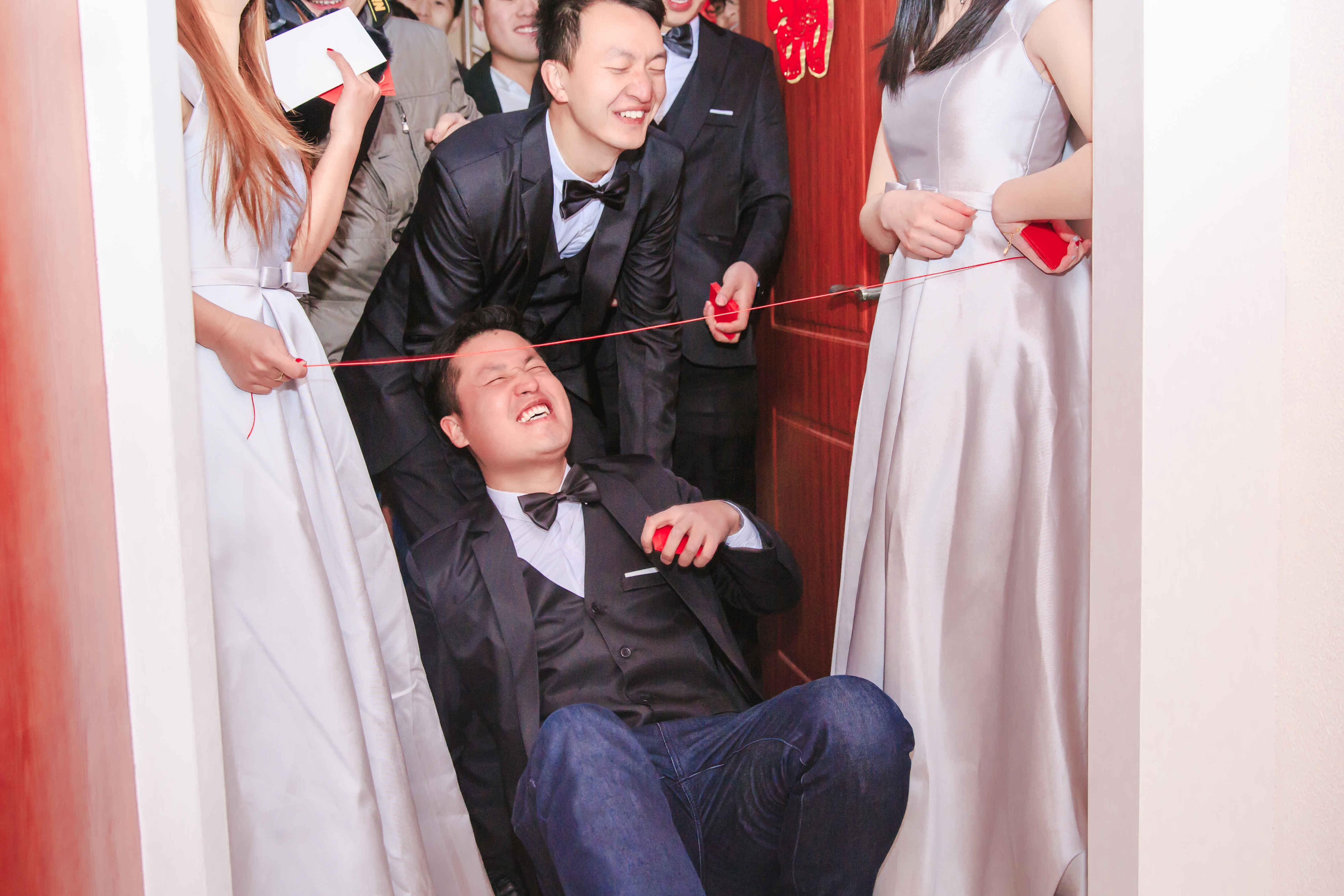 伴郎们开始耍滑头了红包贿赂