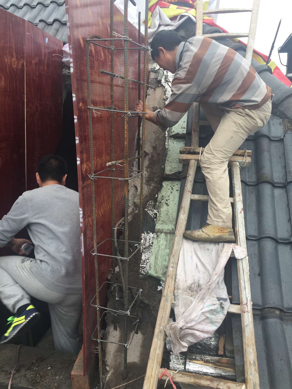 周一泥工开工了,进行了补线槽,现浇阳台门,包水管,找平,到今天终于