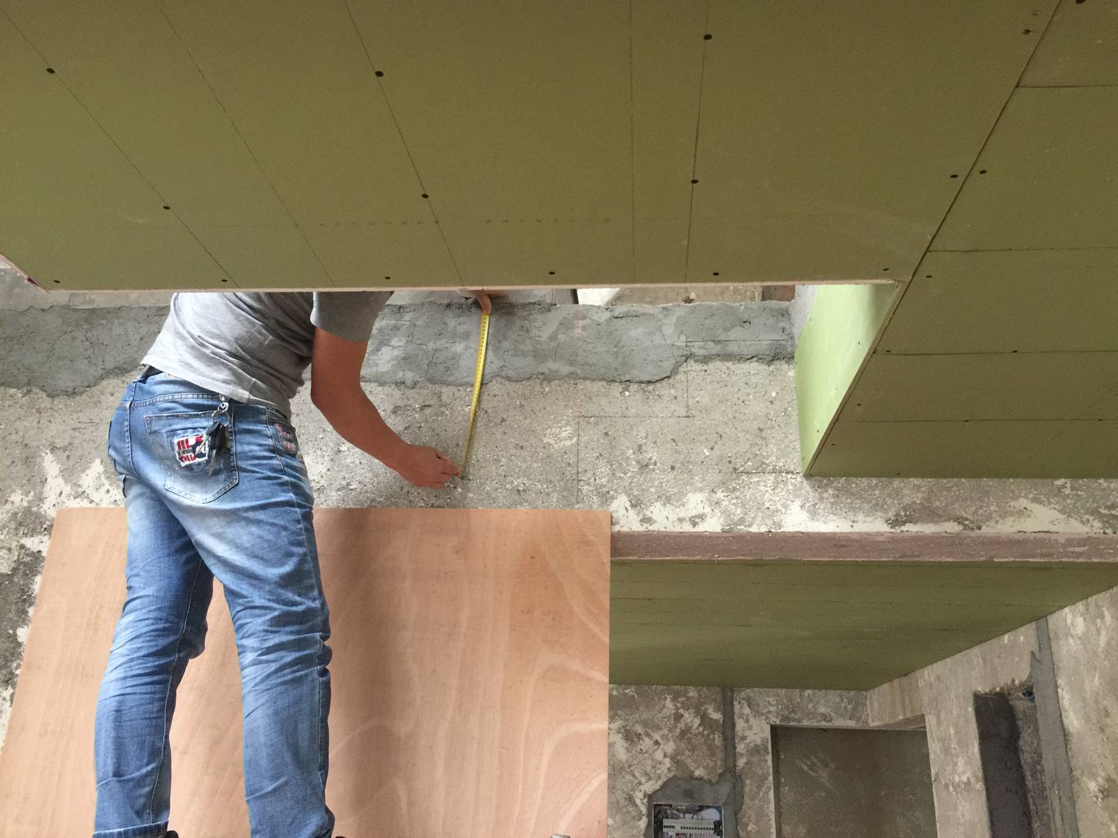 开始给木工楼梯放样