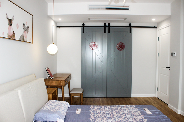 衣帽间使用的是流行的谷仓门,跟其他房间门相比,就是轨道要定制,还是