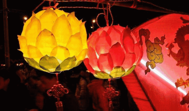 大朋友小朋友们一起, 做花灯,学剪纸…… 共享元宵佳节!