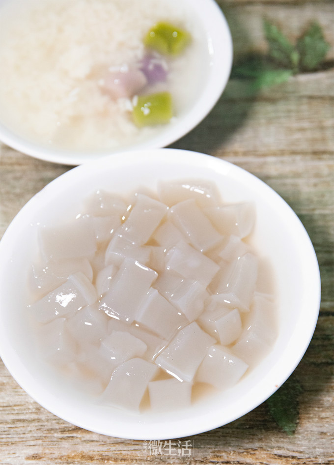 因为天气冷或者晚上快关门,水晶糕在水里泡的久了,就没有那么q弹了,想