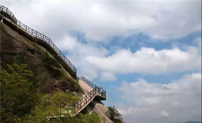 肆 360°玻璃天橋觀景平臺 蛟龍大峽谷景區的玻璃棧道 是縉雲首個集