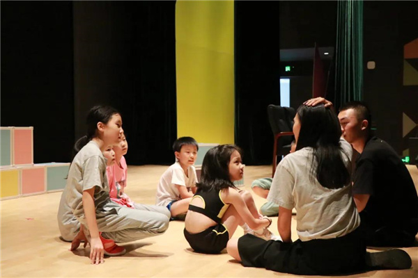 除了上面的这些,这里的老师 亦师亦友,以 "创造性戏剧"教学法打造沉浸