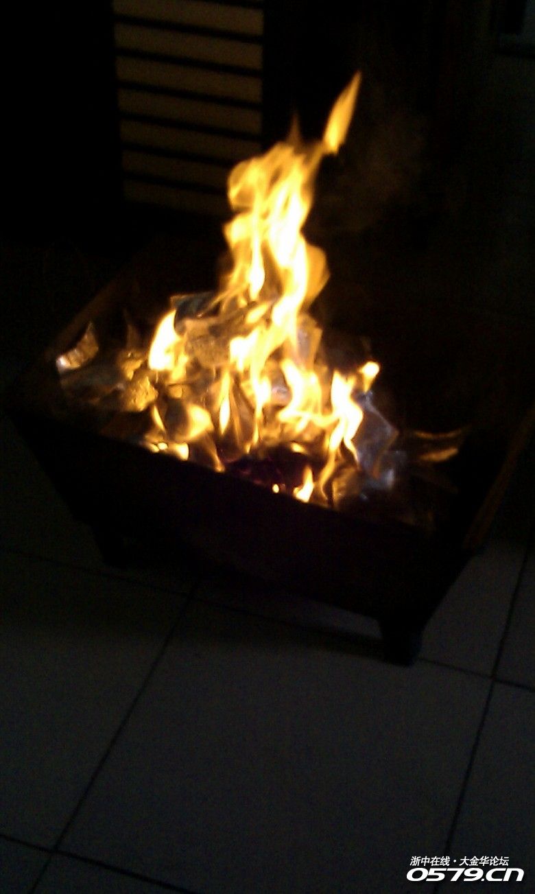 烧元宝锡箔,祈祷全家人身体健康,事事顺心.