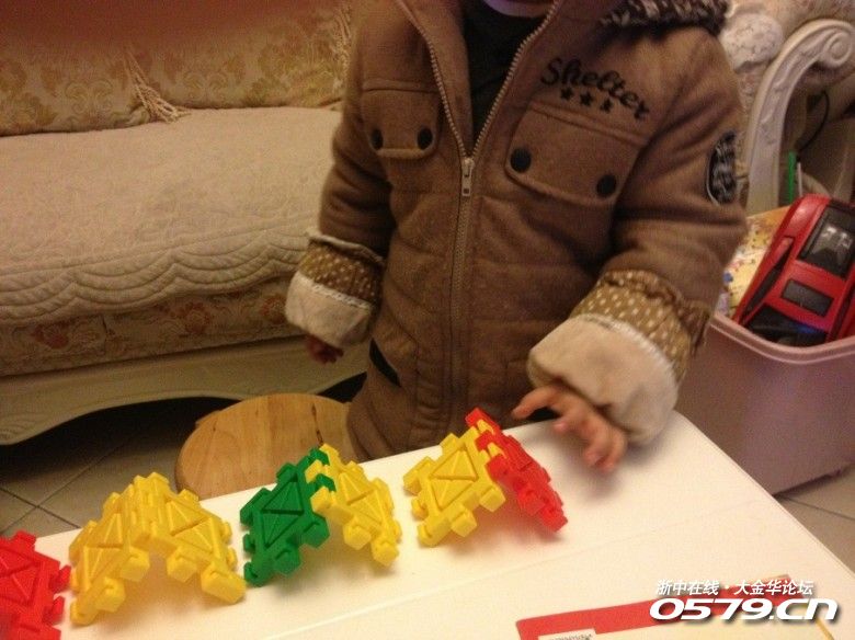 磊,吃好饭,就开始摆弄他的玩具了,玩出各种花样,今天摆了一座一座的山