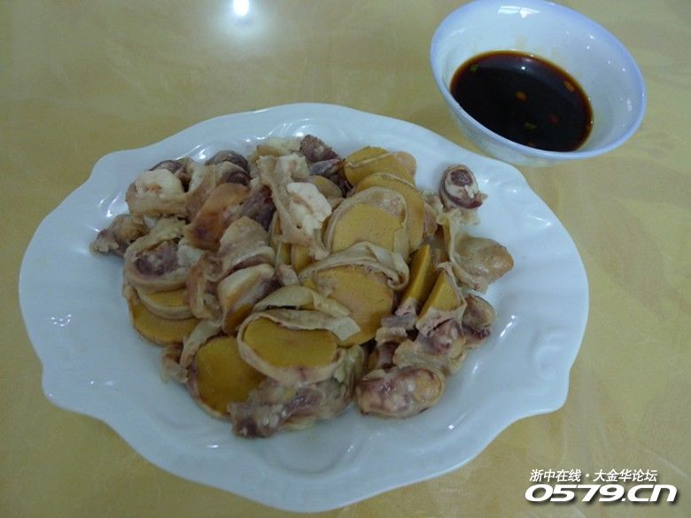 "牛蛋蛋"白切猪肚头道菜,大份的三拼,这道菜选料不错,口感佳.