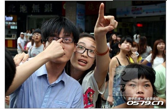 金华大学生街头测试"三人成虎",不怕吃柴吗?