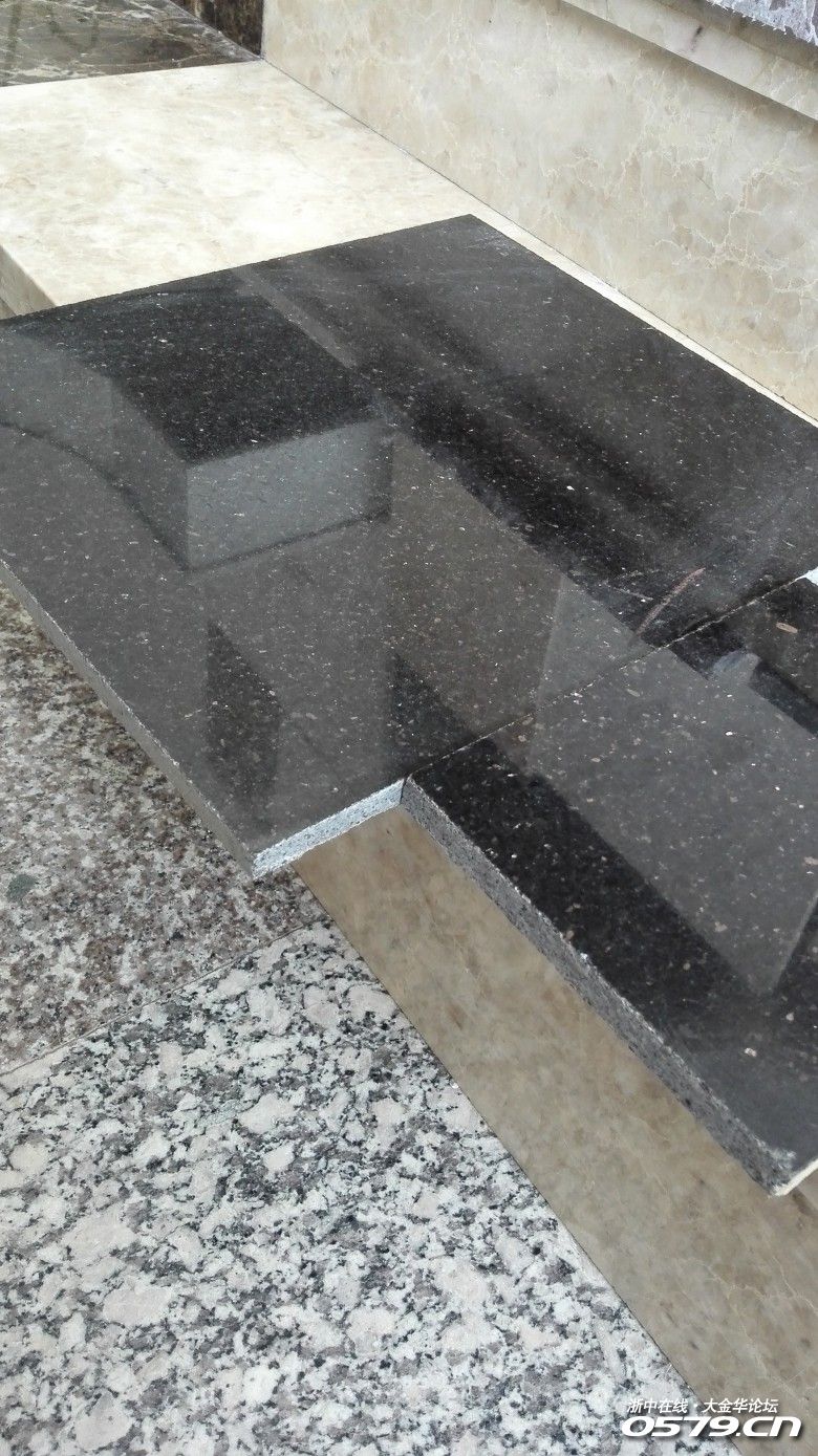 大的那块就是老板所谓薄一点的黑金沙