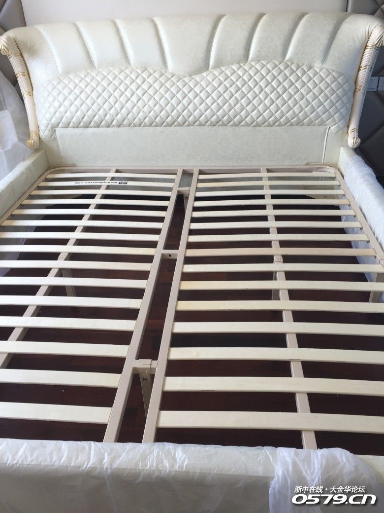 这是师傅正辛苦地在我家帮忙安装主卧的皮床.