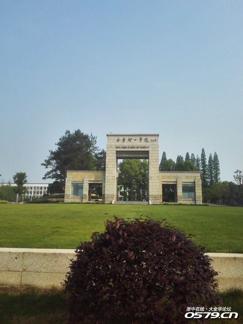 5月13日带小西逛大学城 大门口还在施工的,小西很好奇的问我:为什么要